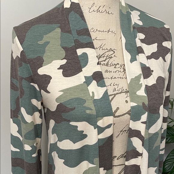 Zenana Outfitters Tops - Zenana Outfitters Camo Long Sleeve Cardigan